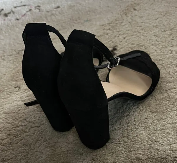Black High Heels Size 9 - Image 3