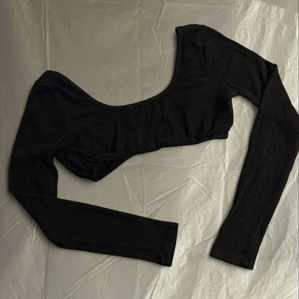 Edikted Sydney Ribbed Open Back Crop Top Black - Image 6