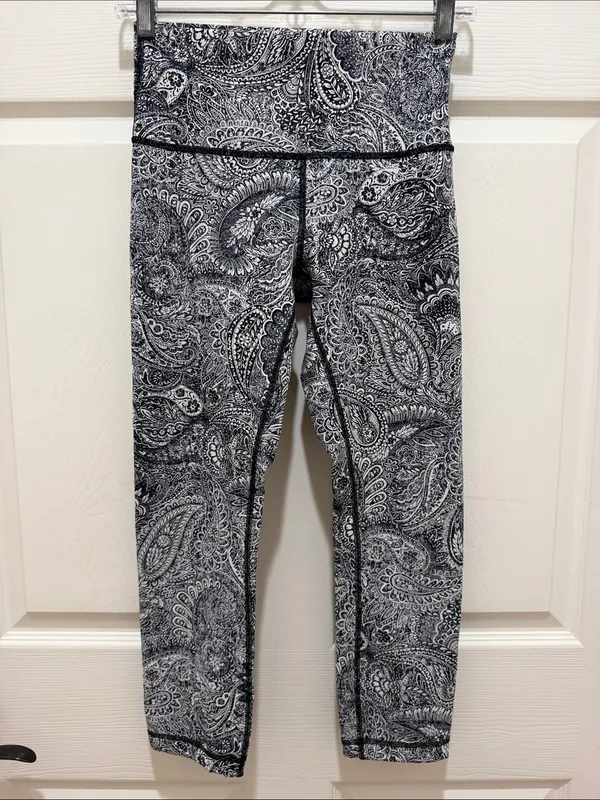Lululemon Black & White Paisley High Times Athleisure Yoga Leggings - Size 6 - Image 3