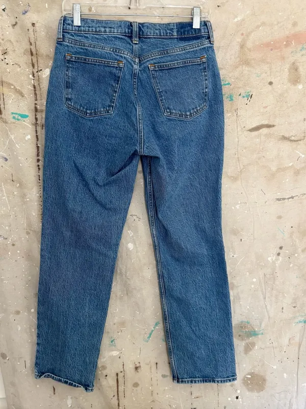 Abercrombie the 90s Straight Mid Rise Curve Love Jeans in Dark Marble - Image 4