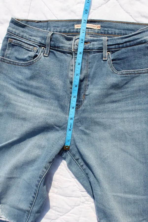 Levi 724 High Rise Straight Crop Jean size 29 Blue Ripped - Image 5