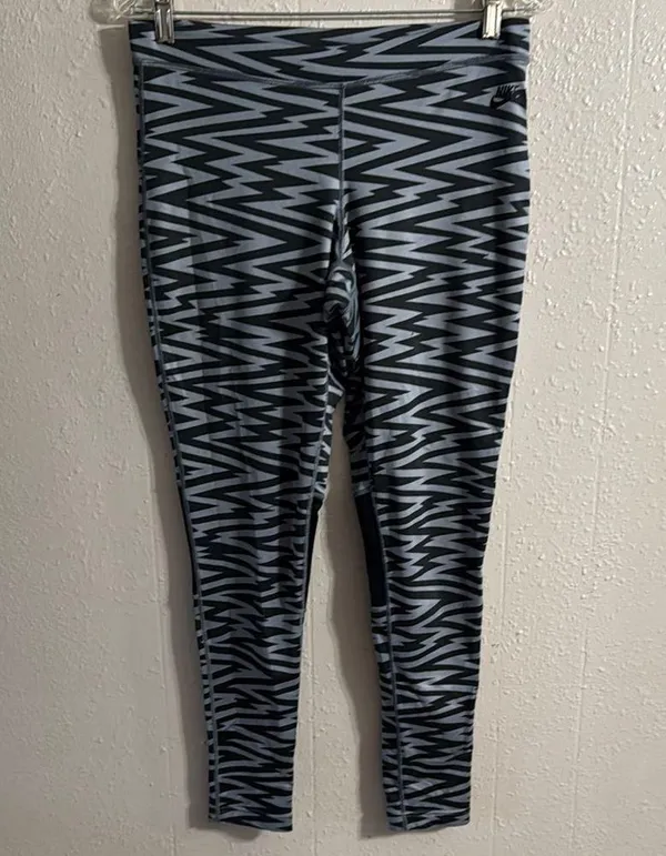 Nike Black and Gray Patterned Leggings - Image 2