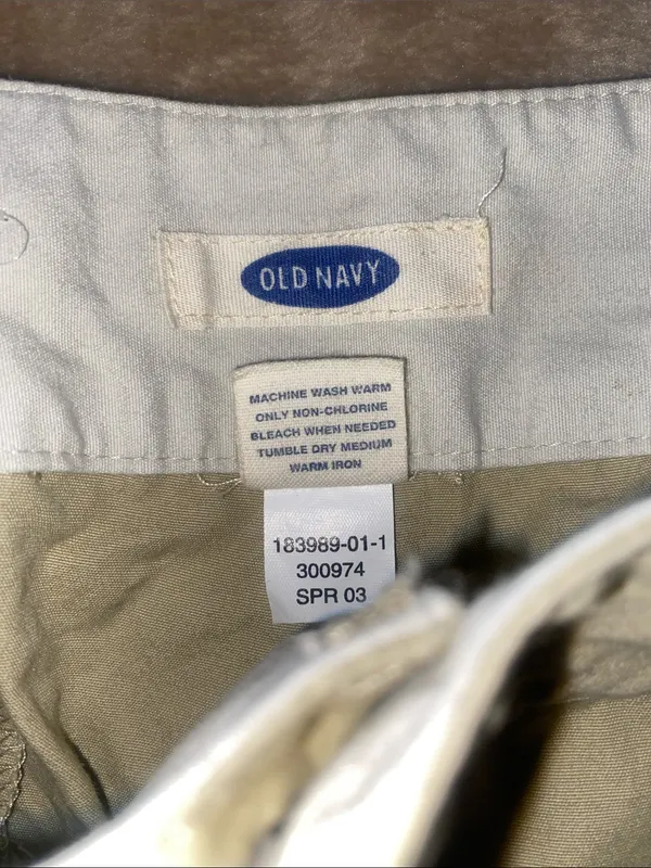 Old Navy Women's Cropped Straight-Leg Capri Pants in Light Cream - Image 2