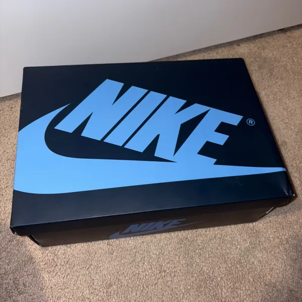 NWT Women’s Jordan 1 Retro High OG in Blue and White Size: 9 - Image 3