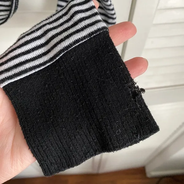 Urban Outfitters Black & White Long Sleeve Mockneck Crop Medium - Image 4