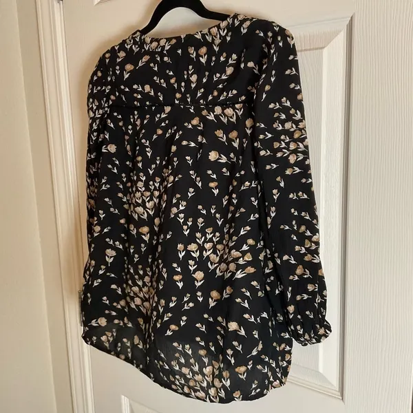 White House Black Market Black Floral V-Neck Blouse Size XS - Image 9