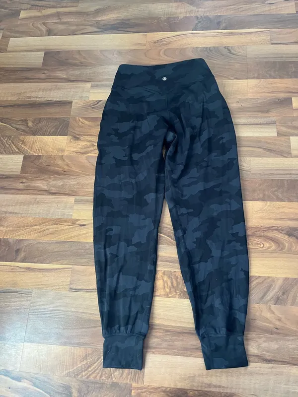 Lululemon camo joggers size 6 - Image 3