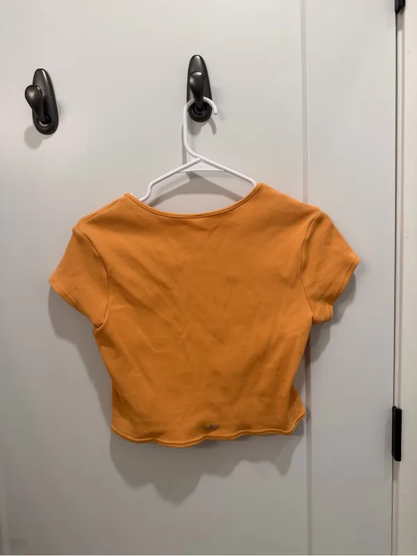 ALO Yoga Ribbed Crop Tee with V-Notch — Pumpkin Orange - Image 2
