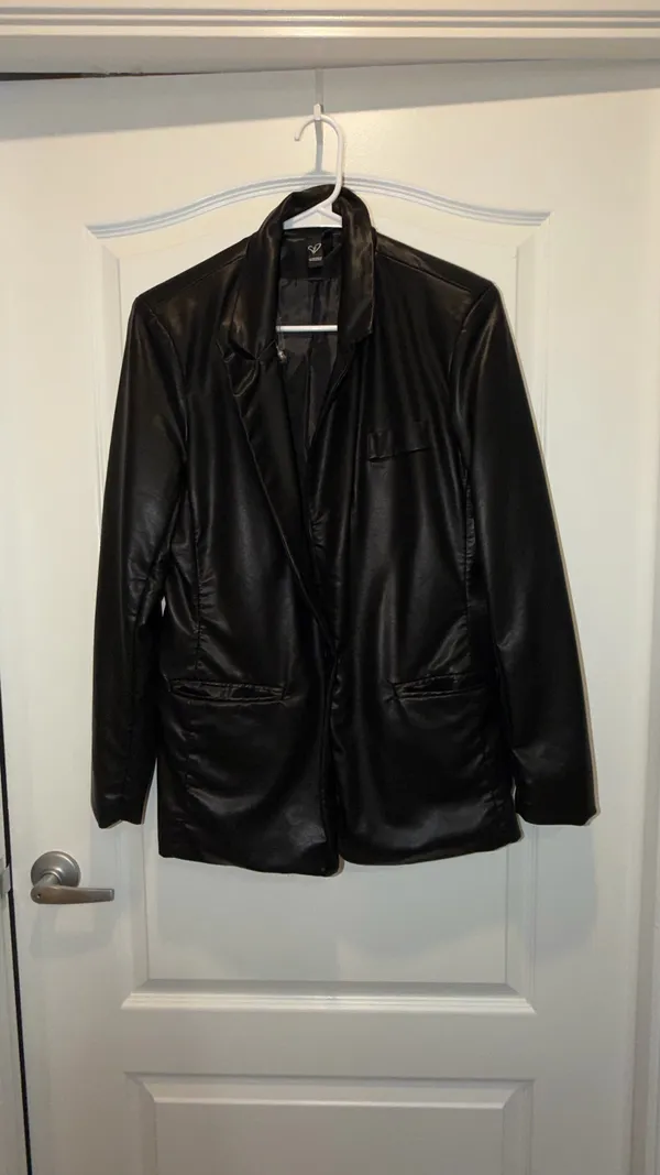 Windsor black faux leather blazer in size M #blazer #fauxleather - Image 2
