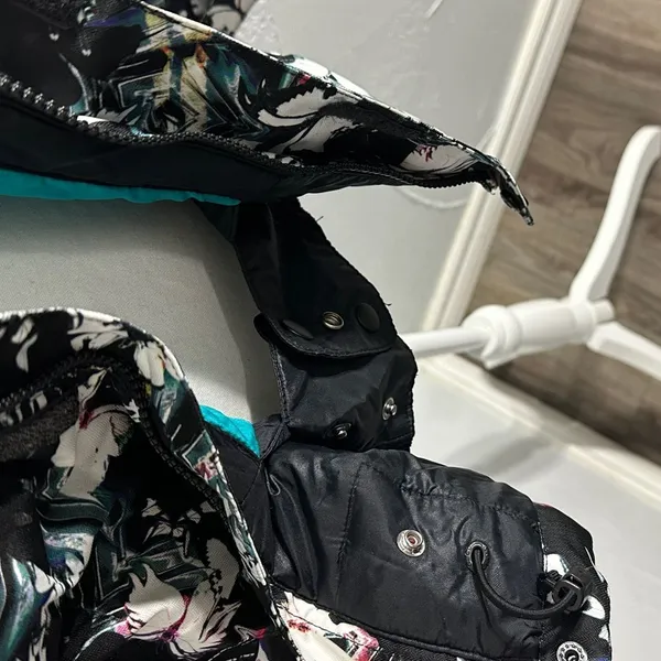 Volcom Women’s Snowboard Jacket Floral Print Hooded Winter Snow Ski, 8k. - Image 6