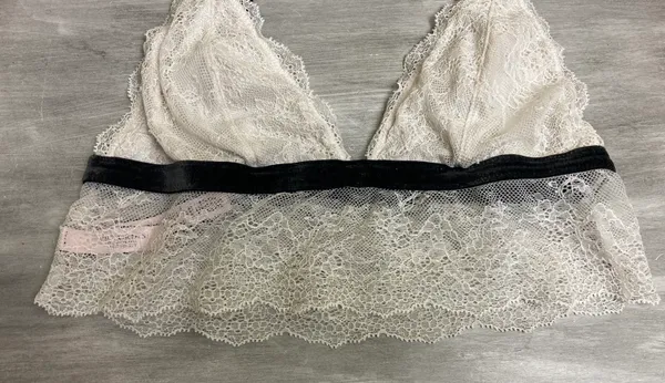 Victoria’s Secret White lace And Black Velvet Bralette - Image 4