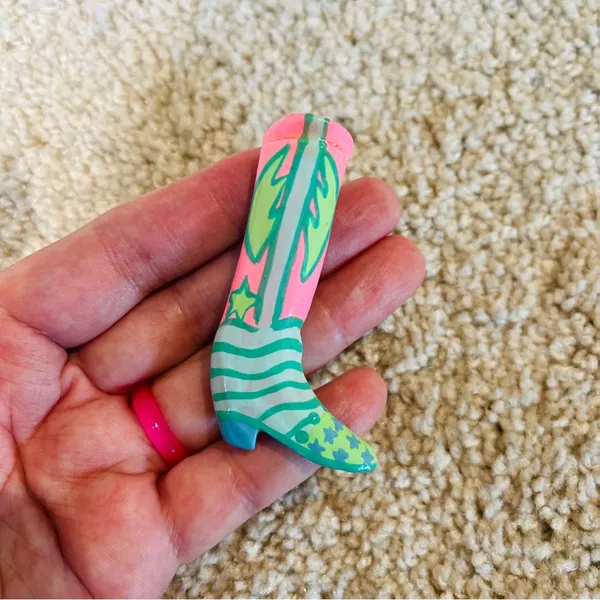 Vintage wood painted boots brooch - Image 3