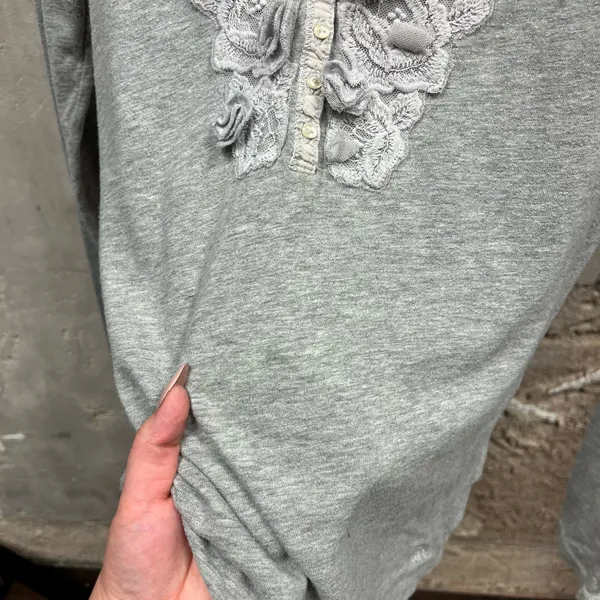 Abercrombie Y2K Vintage Fitted Gray Long Sleeve Henley Floral Design Top - Image 6