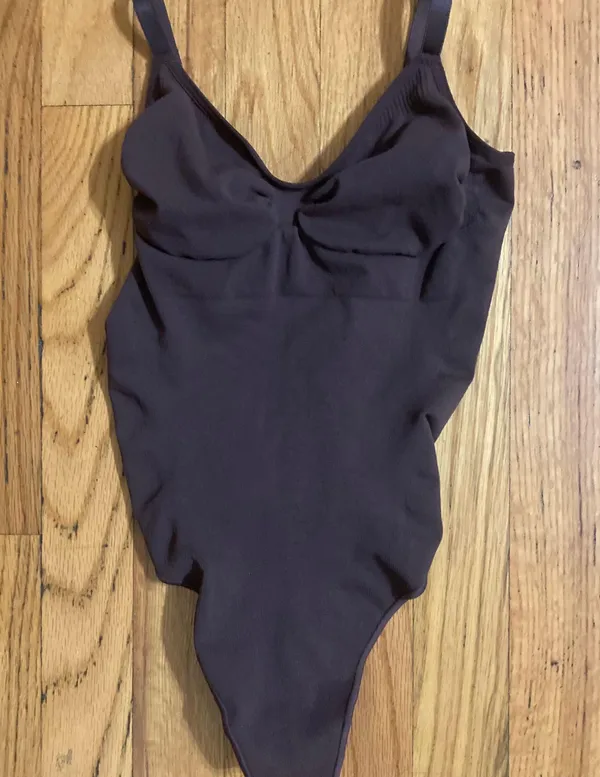 SKIMS LOW BACK Sculpting Bodysuit - Image 4