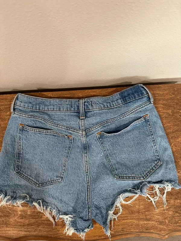 Abercrombie High Rise Mom Jean Shorts Raw Hem Size 31/12 - Image 2