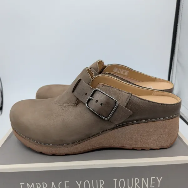 Dansko Caia Milled Nubuck Taupe Leather Wedge Clog Mules Womens 40 1225-161200 - Image 2