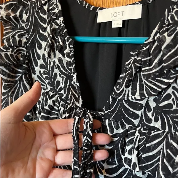 LOFT Black &‎ White Leaf Print Blouse Small Long Sleeve Ruffles Lined Textured - Image 10