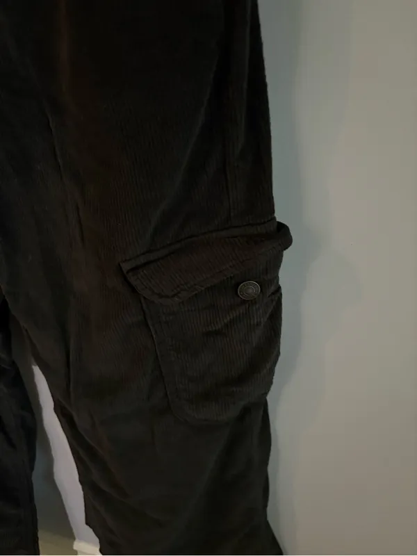 American Eagle Women’s Dark Gray Corduroy Cargo Pants in size 4 Short. - Image 3