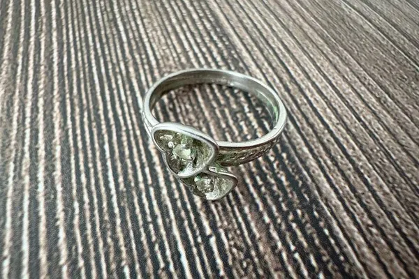 Vintage Double Heart Silver Toned Ring Size 6 - Image 6