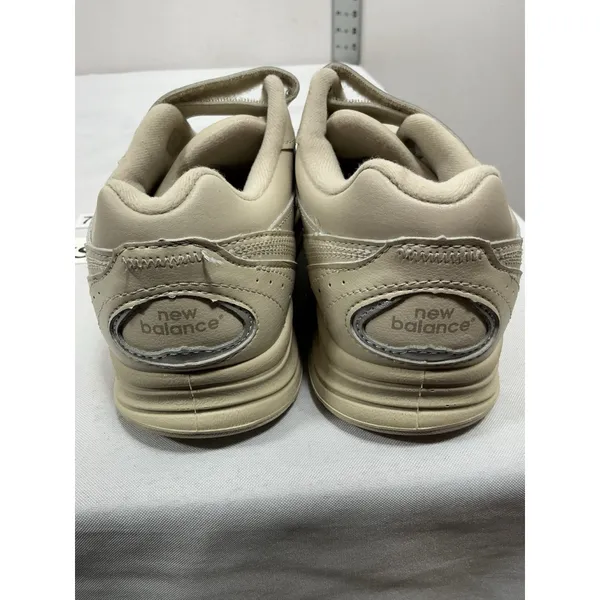 Womans Excellent Condition New Balance 577 Walking Sneakers 6.5 Beige - Image 4