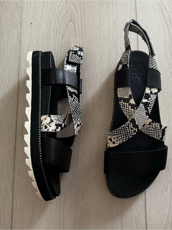 Sorel Roaming Crisscross Sandal - Image 3
