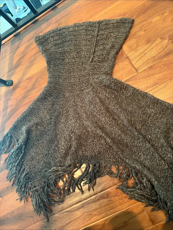 Bandolinoblu Chunky Fringe Knit Poncho Size Medium - Image 7