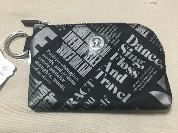 Lululemon Clippable Card Pouch Manifesto Print black / gray - Image 11