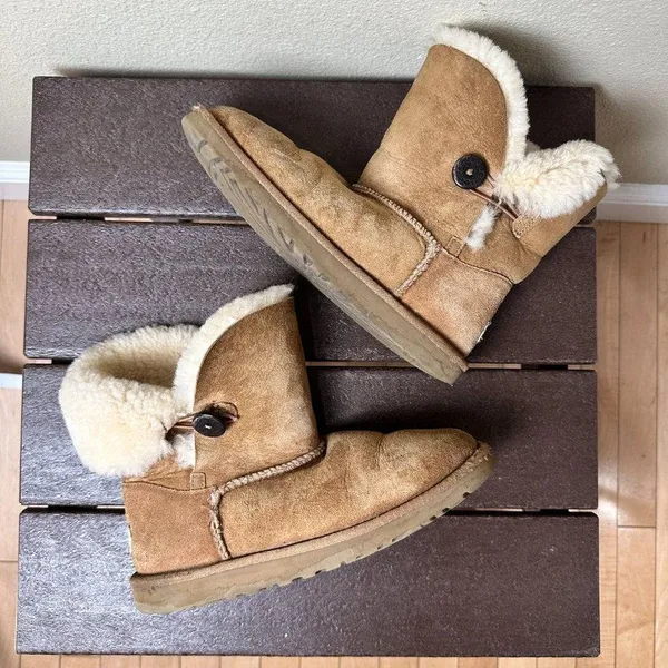 UGG Bailey Button Short Shearling Boots Booties Classic Chestnut Color - size 8 - Image 2