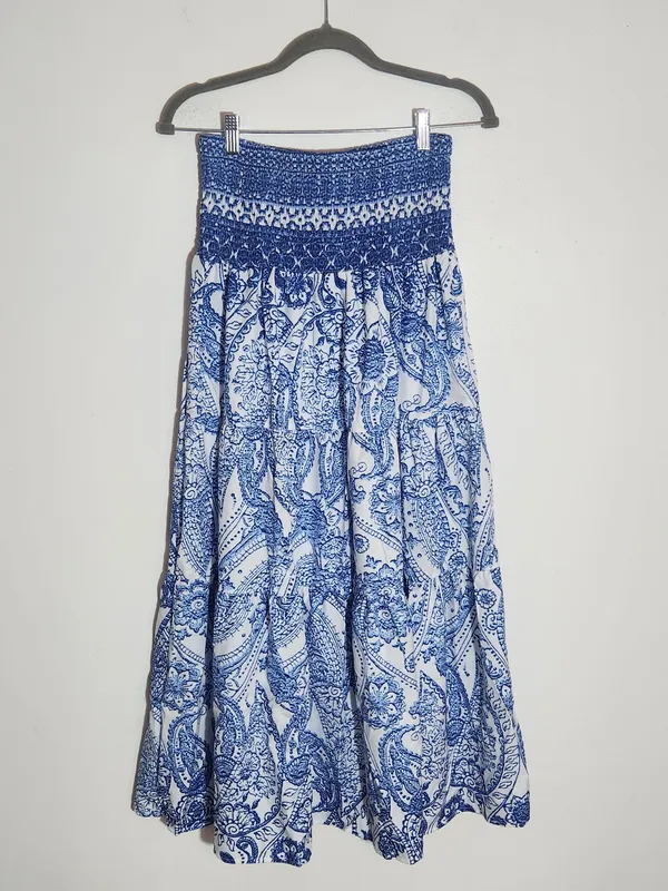 Shein Blue and White Floral Paisley Maxi Skirt Size Medium NWOT - Image 3