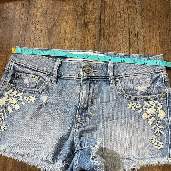 Abercrombie and Fitch Cut Off Shorts Embroidered - Image 5
