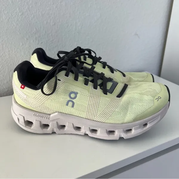 On Running Cloudgo Sneakers Running Shoes Sneakers in Hay / Sand Yellow - Image 2