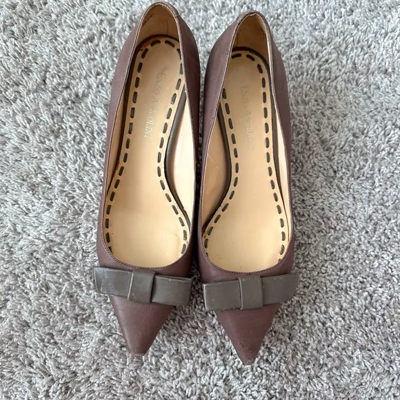Enzo Angiolini Cute brown kitten heels with bow detail - Image 2