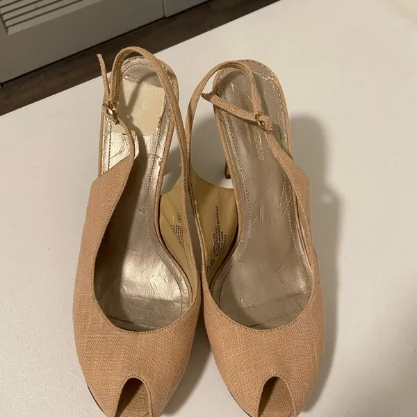 Isaac Mizrahi tan peep toe‎ heels — size 9.5 - Image 2