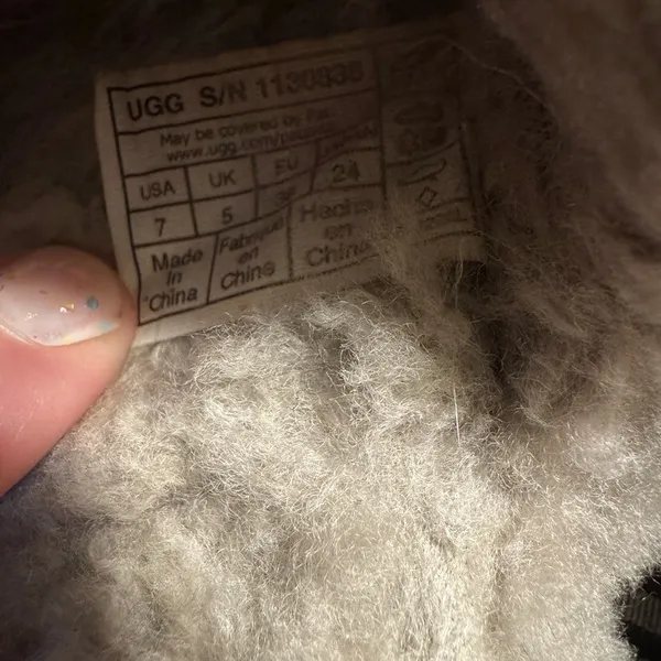 UGG Cozy Cream Fuzzy Slippers very worn as shown still wearable Women’s size 7 - Image 6