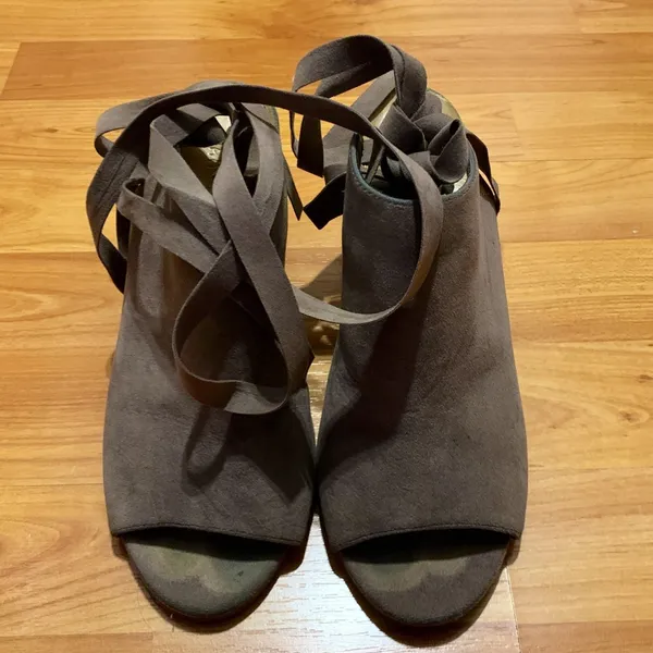 Bamboo peep toe suede shoes with‎ laces - Image 2