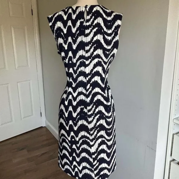 Madison Leigh Navy Blue White Chevron Print Sleeveless Sheath Dress - Image 3