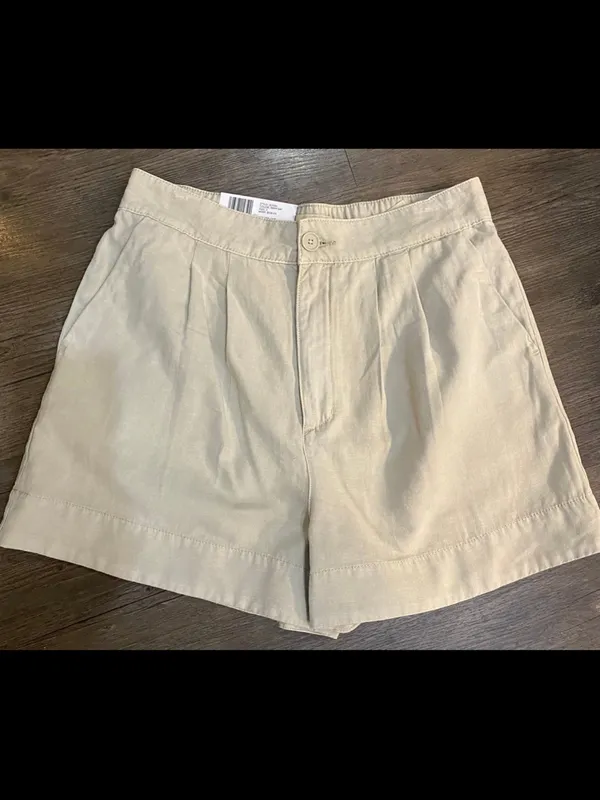 Joie Women's Pleated High-Waist Shorts in Light Tan. Size Medium - Image 2