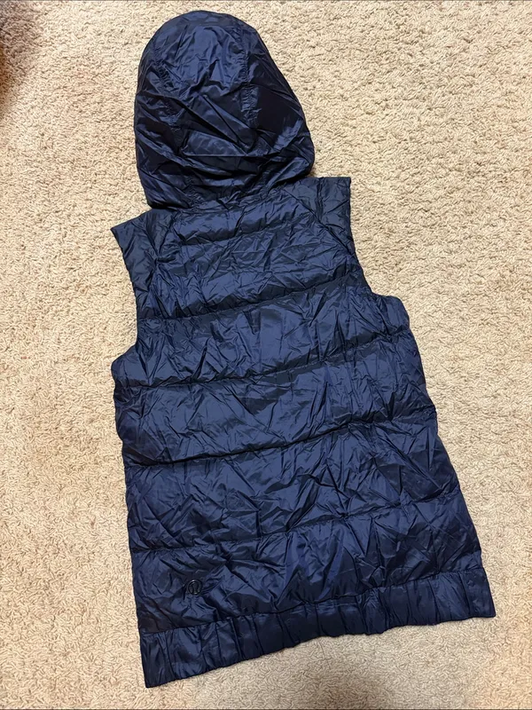 Lululemon reversible fluffy vest. Size 6 - Image 5