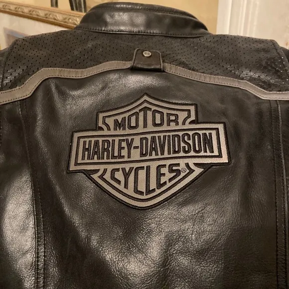 Harley Davidson Leather Jacket size Med - Image 2