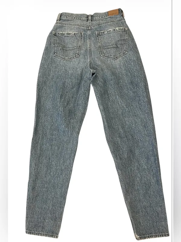 American Eagle Relaxed Mom Jeans Light Wash Size 2 Ripped - Image 2