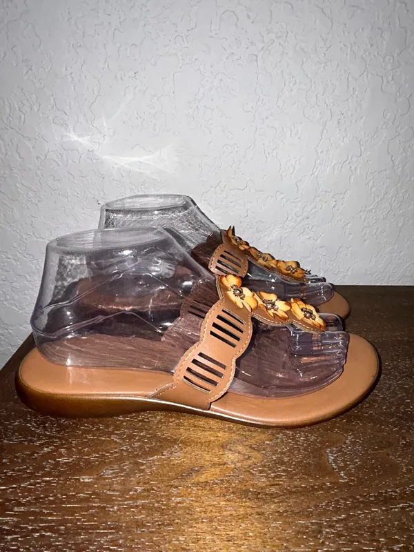 Italian Shoemakers Slip On Thong Triple Flower Sandal Shoes - Image 3