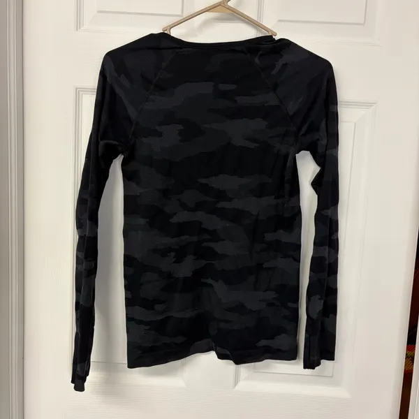 Athleta Momentum Camo Long Sleeve Top Black Grey Seamless 491464-02 Small - Image 4