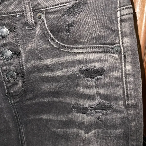 American Eagle Outfitters Distressed Black Denim Hi-Rise Skirt Size 4 - Image 3
