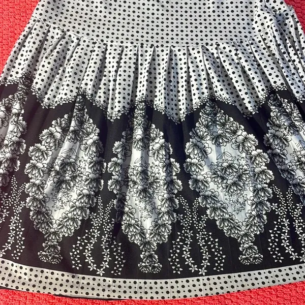 Lisa Lee Skirt stretchy/ pleated Size L - Image 5