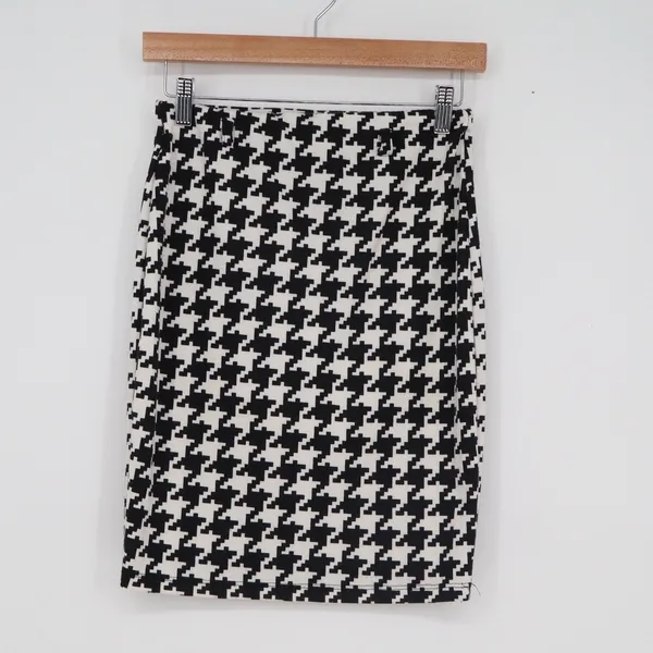 Silhouette NYC Houndstooth Pencil Skirt Black White Stretch Knit Medium - Image 2