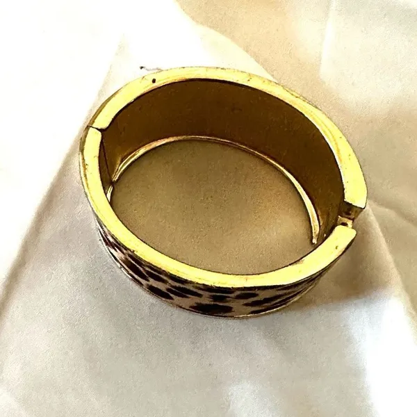 Gold tone leopard hinged bangle bracelet - Image 3
