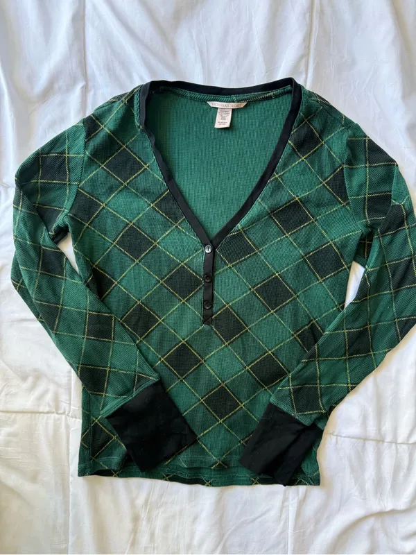 Victoria's Secret Green Argyle PJ Set with Black Trim - Image 7