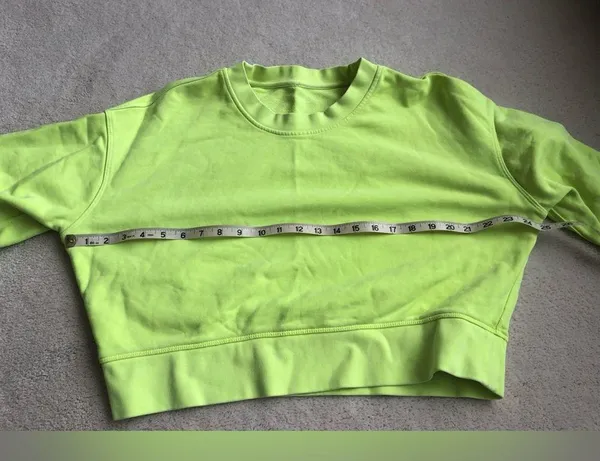 Lululemon cropped sweatshirt - yellow - size 8 - Image 2