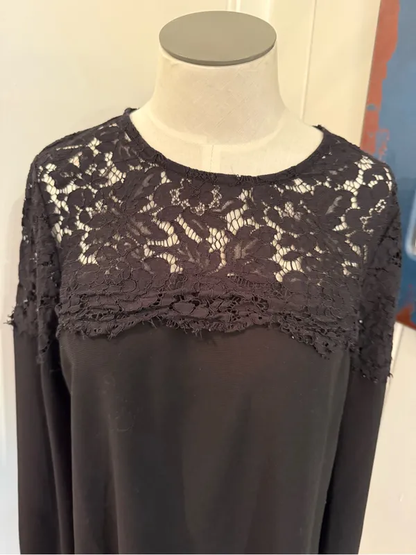 Lulu's Black Lace Yoke Long Sleeve Blouse Sz M with button cuff - Image 3