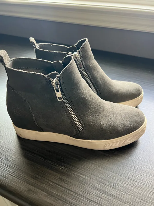 Steve Madden slip-on sneakers with wedge platform. Gray suede-like upper with textured trim. Thick white rubber platform sole. Easy pull-on style for everyday wear. Size 11M - Image 2